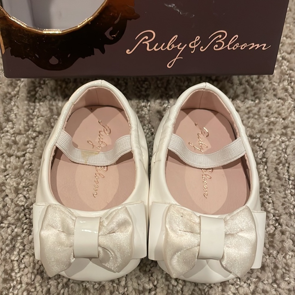 NWT baby shoes size 1 with box